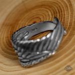 Élégance masculine steampunk avec touche d'audace
