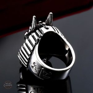 Bijou Anubis, fusion d'audace et d'élégance masculine