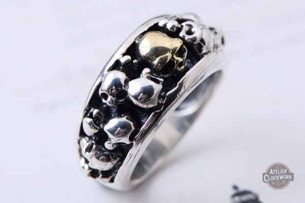 Bague argentée au design gothique unique