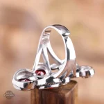 Bague élégante en argent avec pierres grenats