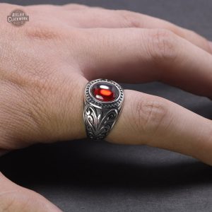 Bague pour homme en argent ornée de grenat rouge profond