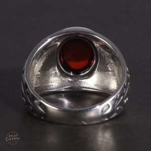 Bague argentée avec grenat, design inspiré du style baroque