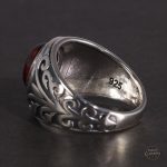 Bague homme en argent décorée d'un grenat, allure médiévale
