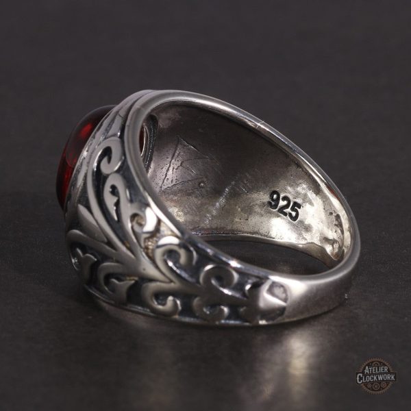 Bague homme en argent décorée d'un grenat, allure médiévale