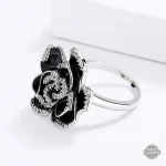 Bague Black Baccara, fusion de styles vintage et futuristes