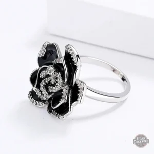 Bague Black Baccara, fusion de styles vintage et futuristes