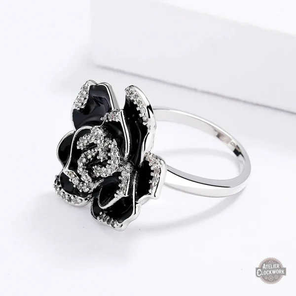 Bague Black Baccara, fusion de styles vintage et futuristes