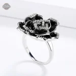 Accessoire steampunk, bague en rose noir