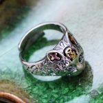 Bague argentée au design chat, tendance steampunk