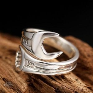 Bague argentée avec design clé plate
