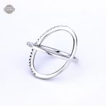 Accessoire féminin en argent aux accents rétro-futuristes