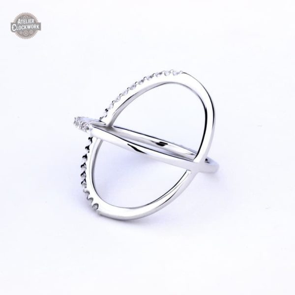 Accessoire féminin en argent aux accents rétro-futuristes