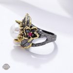 Bague unique pour femme: combinaison de noir et perles