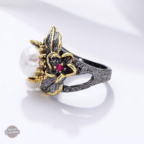 Bague unique pour femme: combinaison de noir et perles
