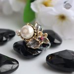 Bijou steampunk femme: bague en perles noires et blanches