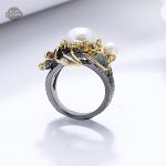 Bague gothique en noir et perles, style intemporel
