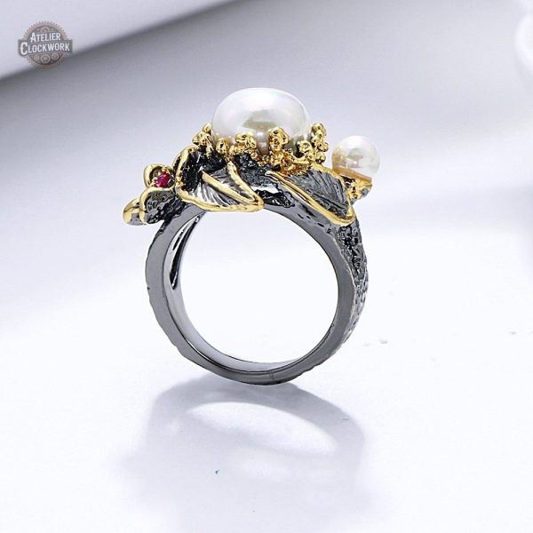 Bague gothique en noir et perles, style intemporel