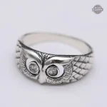Bague argentée avec design hibou steampunk