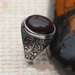 Accessoire de mode homme avec pierre noire