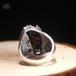 Bijou steampunk avec motif dragon en argent