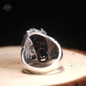 Bijou steampunk avec motif dragon en argent