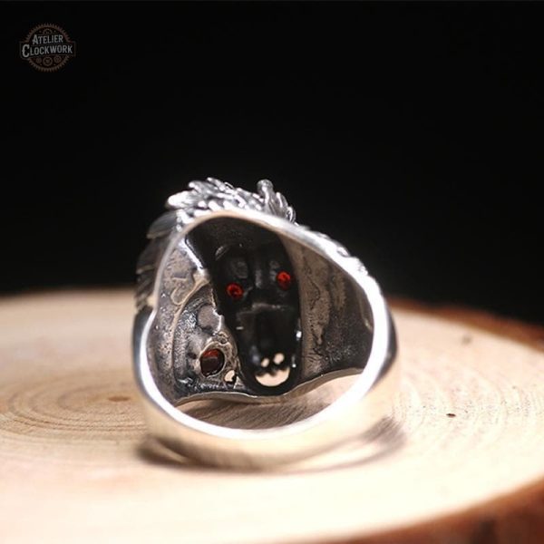 Bijou steampunk avec motif dragon en argent