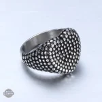 Accessoire masculin au design punk