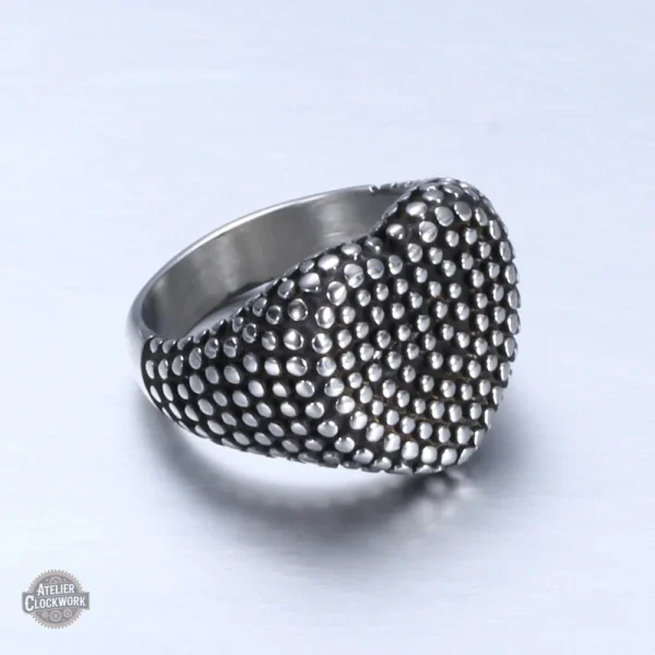 Accessoire masculin au design punk
