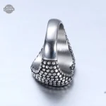 Bague élégante avec une touche de rébellion
