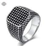 Style punk chic avec la bague Sid Vicious