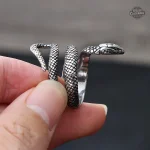 Accessoire homme serpent, mystère et puissance