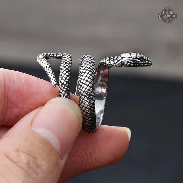 Accessoire homme serpent, mystère et puissance