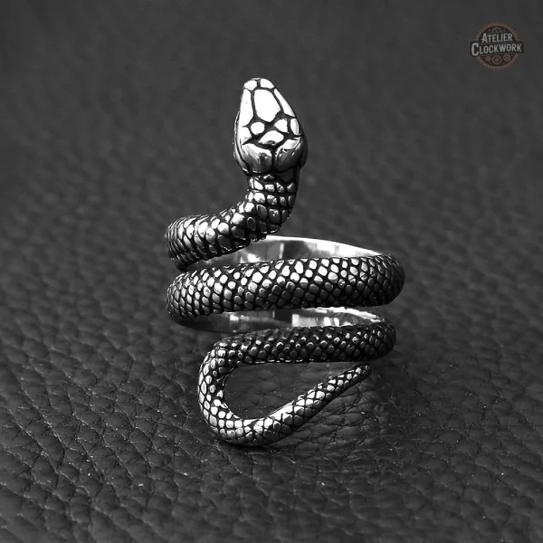 Bague serpent, symbole de puissance masculine