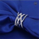 Accessoire féminin en argent pour un style vintage