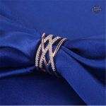 Bague femme argentée, mélange de passé et futur