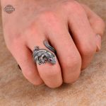 Bague argentée inspirée par le design steampunk audacieux
