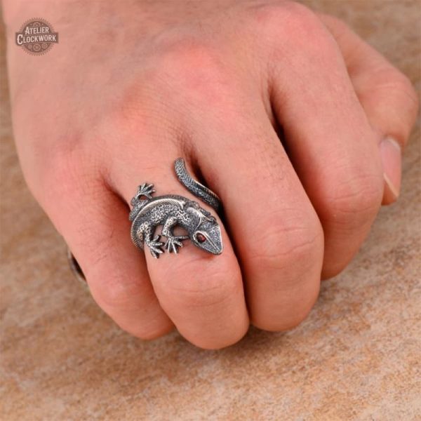 Bague argentée inspirée par le design steampunk audacieux