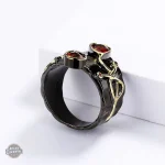 Bague noire avec accents dorés pour un style unique