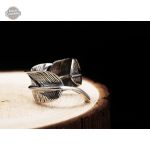 Bijou homme steampunk en argent avec plume décorative