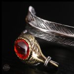 Bague plume pour un style dandy audacieux