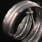Bague Steampunk élégante avec détail plume