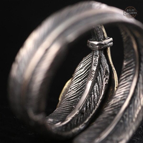 Bague Steampunk élégante avec détail plume
