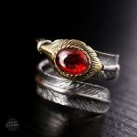 Bague homme audacieuse au design plume