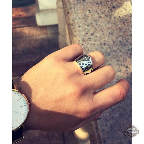 Bague masculine en argent avec design poker stylisé