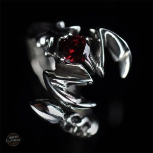 Accessoire dandy en argent avec motif scorpion audacieux