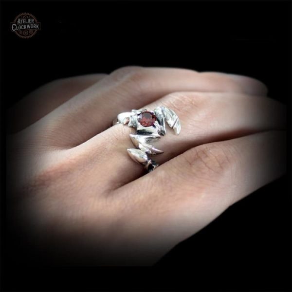 Bague argentée pour homme inspirée du style steampunk