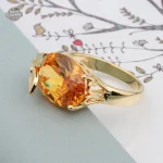 Bague avec strass, mélange de vintage et modernité