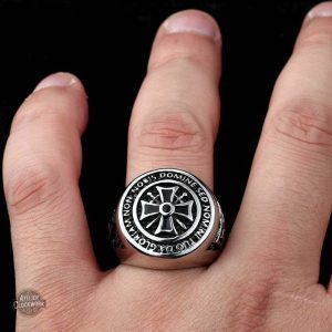 Bague Templier au style audacieux et raffiné