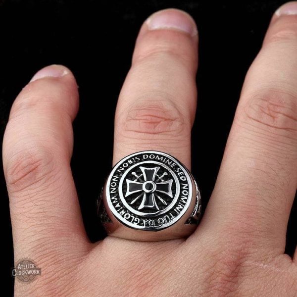 Bague Templier au style audacieux et raffiné