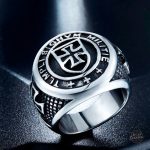 Bijou dandy : Bague Templier, une touche d'audace